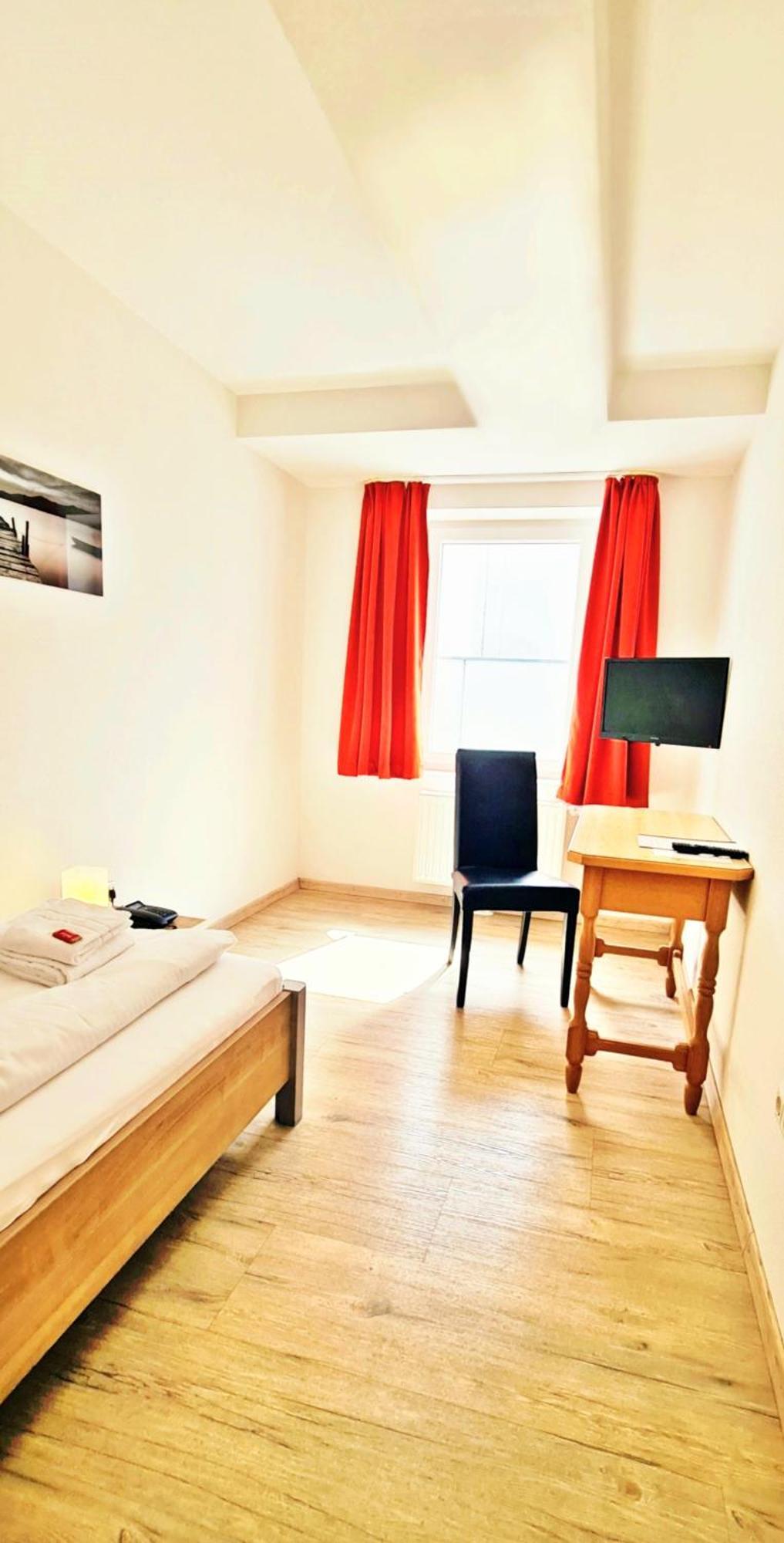 Königsbrunn Hotel Krone מראה חיצוני תמונה